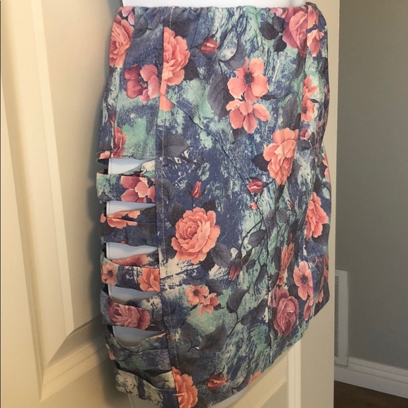 Floral tight skirt - Picture 2 of 4